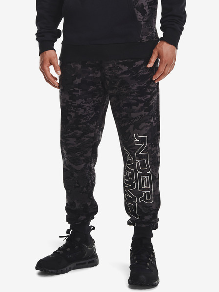 Under Armour Pantaloni de trening pentru bărbați Under Armour RIVAL FLC CAMO SCRIPT JGR
