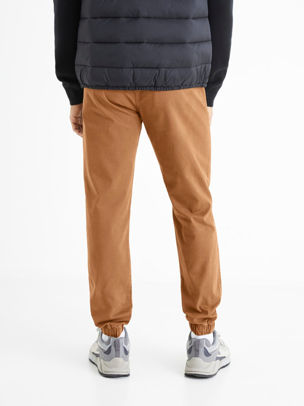 Celio Pantaloni maro pentru bărbați Celio