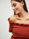 Pieces Top crop maro cu umerii la vedere Pieces Leah