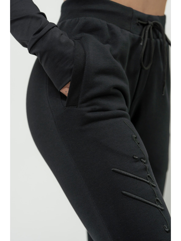 Nebbia Pantaloni de trening NEBBIA Signature INTENSE cu croială lejeră, pentru femei 846 Nebbia